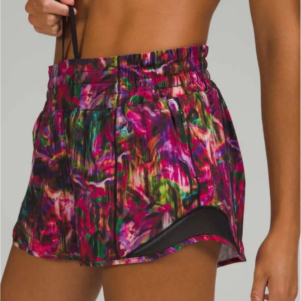 Lululemon Hotty Hot High-Rise Short 2.5" Hyper Flow Pink Multi / Black Size 8